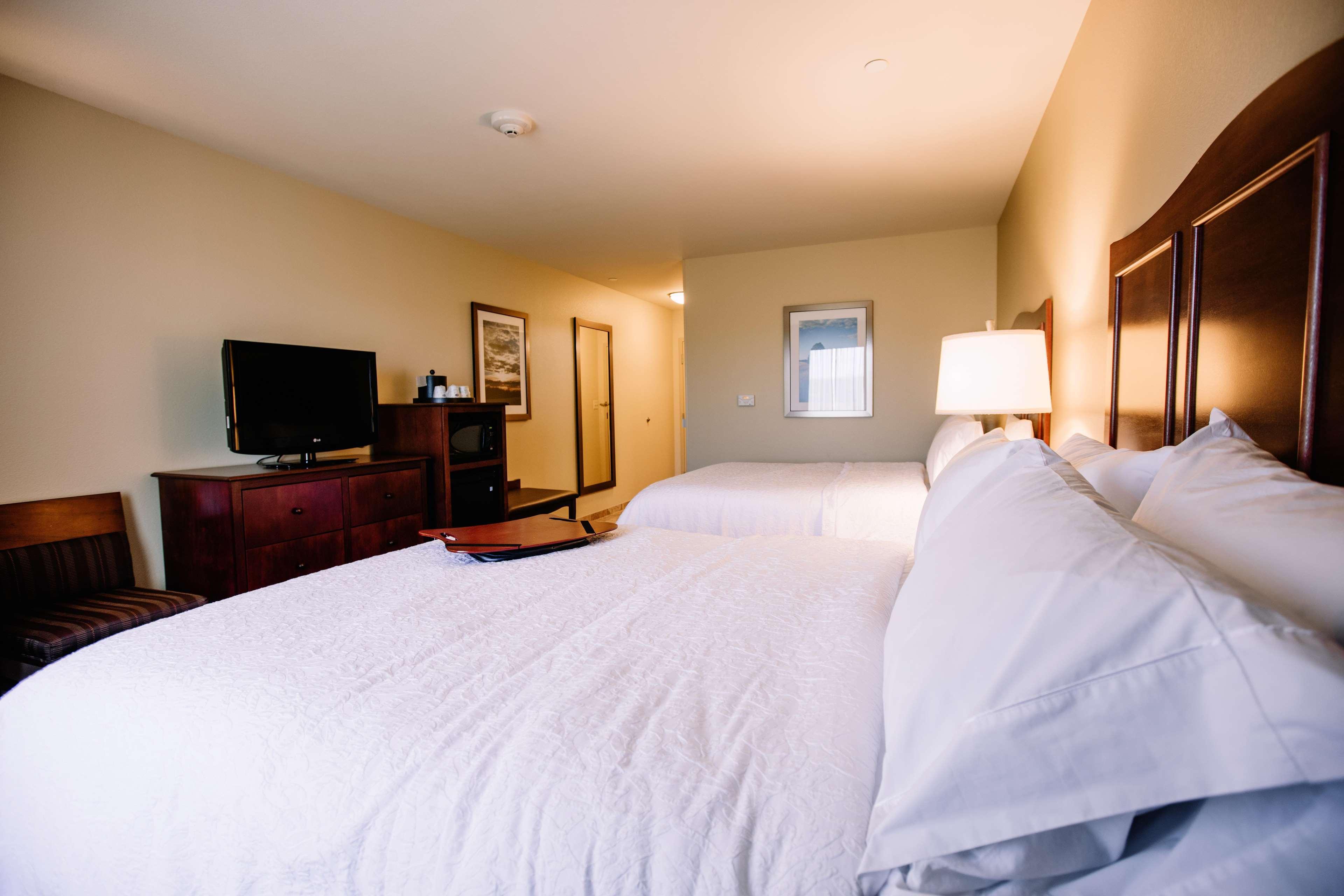 Hampton Inn & Suites Minot Esterno foto