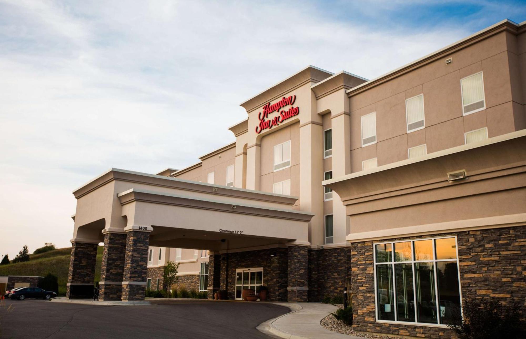 Hampton Inn & Suites Minot Esterno foto